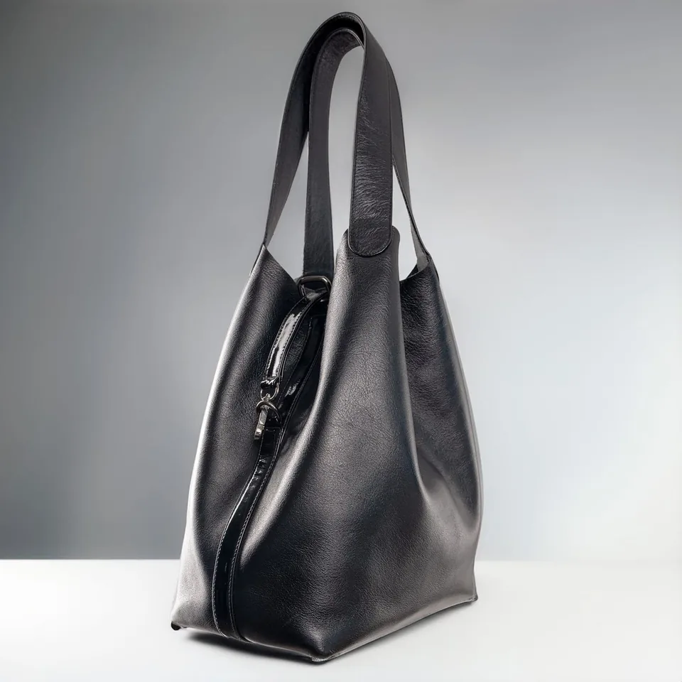 Sac cabas en cuir noir photographié sur fond gris&nbsp;: la photo de départ