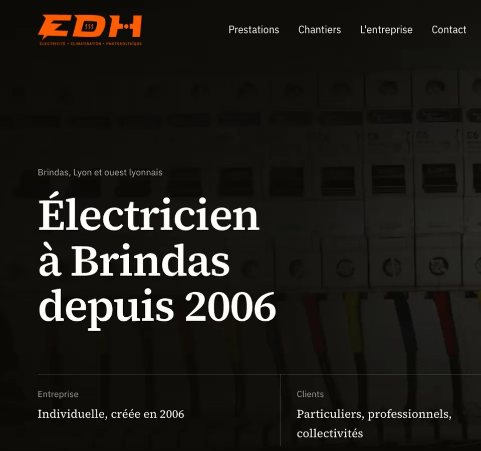 Page d’accueil du site d’EDH Électricité&nbsp;: un tableau électrique en fond et le titre Électricien à Brindas depuis 2006.